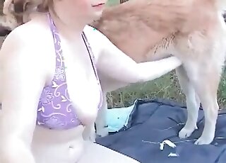 Sex craving mature slut is eager to tempt her dog and to get banged